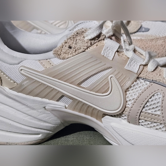 Nike Women's Cream and White Sneakers Size 9.5 - Picture 11 of 11
